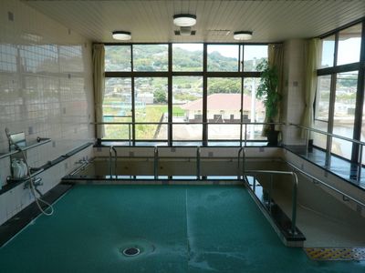 自然光あふれる浴室