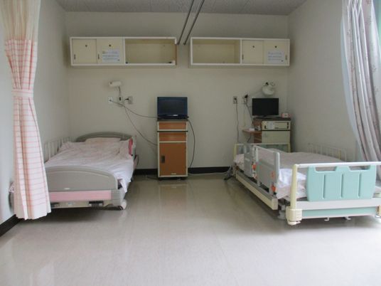 ベッドが並んだ居室