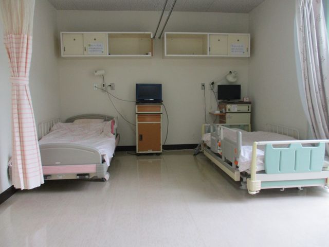 ベッドが並んだ居室 居室 落ち着いた雰囲気の居室で、プライバシーも確保されています。介護スタッフも見守りやすい環境です。