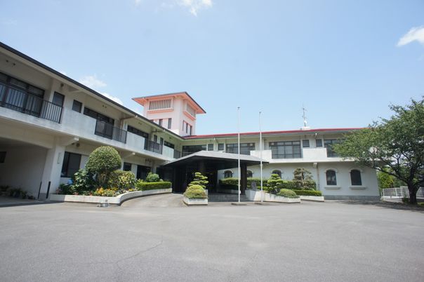緑に囲まれた施設外観