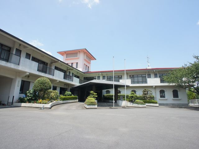 緑に囲まれた施設外観 外観 豊かな自然に囲まれた広々とした施設では、快適な環境で働くことができます。
