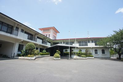 緑に囲まれた施設外観