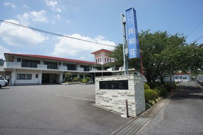 広い敷地の建物外観