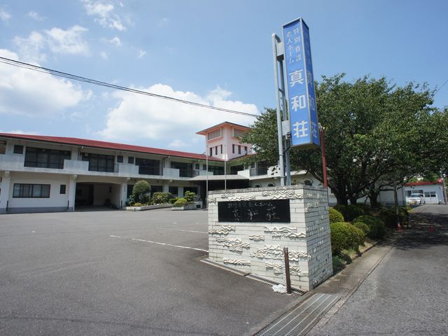広い敷地の建物外観 外観 広々とした敷地に立地し、緑に囲まれた建物は明るい雰囲気です。駐車場も広々としています。