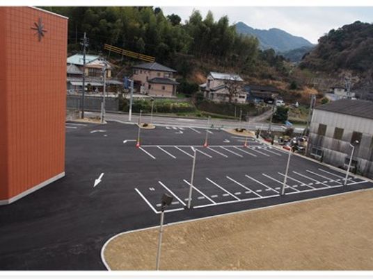 駐車場と建物外観  