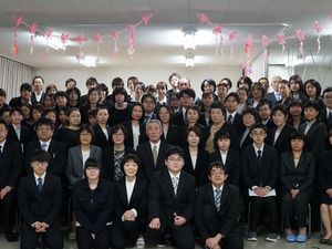 集合した職員の記念撮影  
