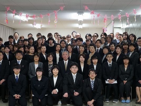 職員集合の室内  
