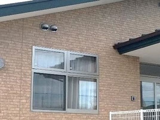 建物の外壁と窓の外観  