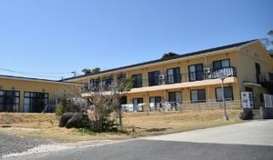 広々とした施設の外観