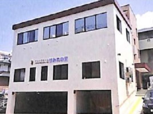 白い外観の建物外観