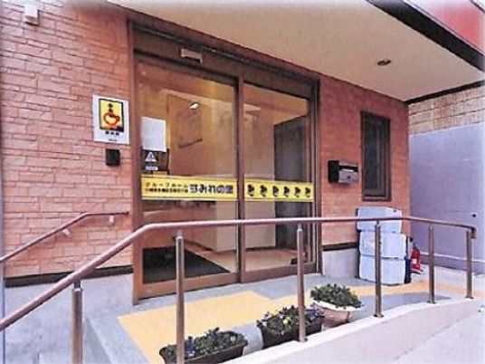赤レンガの建物エントランス