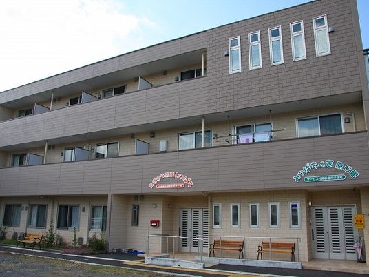 3階建ての外観  