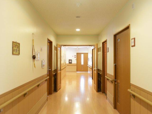 長い廊下 廊下 手すり付きの安全な廊下で、移動がしやすく設計されています。燭光で明るく、温かみのある空間です。