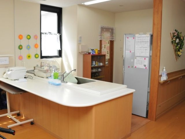 日の差し込むキッチン キッチン 明るい日差しが入る広々としたキッチンです。調理作業がしやすく、開放感があります。