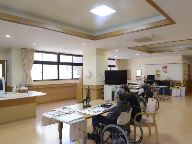 明るく広々とした室内 リビング 広々とした明るい空間では、車椅子の方も楽しみながら活動に参加できる環境が整っています。