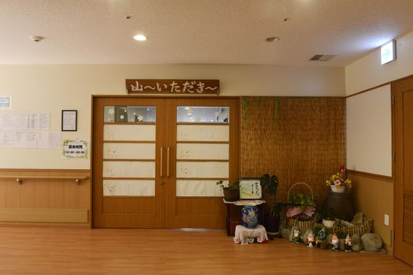 飾りがある廊下