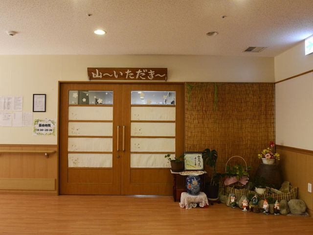 飾りがある廊下 廊下 温かみのある飾りが施された廊下です。季節感を感じられる装飾が特徴的です。