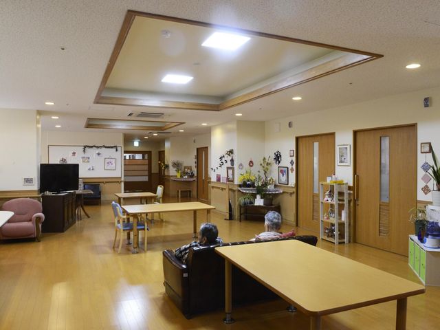 明るい共有スペース ラウンジ 自然光がたっぷり入るラウンジで、リラックスしながらご利用者と交流できます。