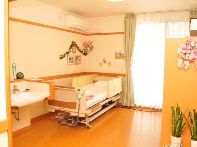 明るい居室 居室 自然光が心地よく差し込む居室です。落ち着いた雰囲気で、快適に過ごせます。
