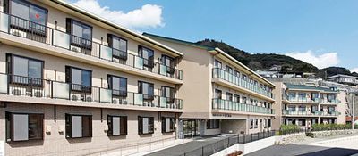 山間に立つ建物の外観