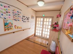 彩り豊かな廊下の装飾