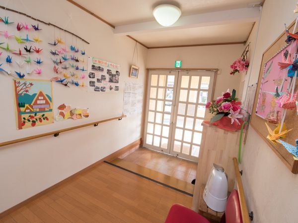 彩り豊かな廊下の装飾