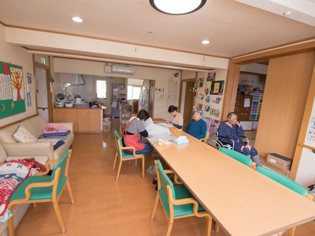 居心地の良い居室空間 共有スペース ゆったりとした雰囲気の居室で、利用者の方々が日々の活動に取り組んでいます。明るく開放的な空間は、共同生活に最適な環境を提供しています。