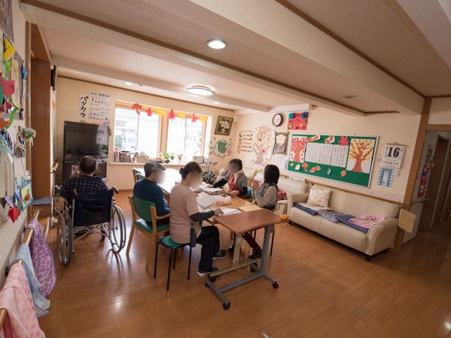 共有スペースでの様子 共有スペース 共用の多目的室では、テレビを見たりおしゃべりを楽しんだりする皆様の温かな交流がみられます。趣味の時間やリラックスタイムを過ごせる場です。