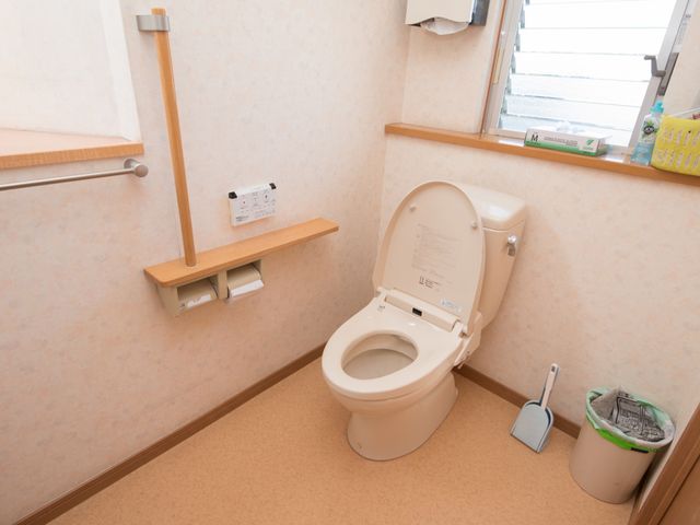 バリアフリートイレ トイレ 安全に配慮した設計の快適なトイレ空間です。手すりや広々とした設計で、ご利用の皆さまの安心を支えます。