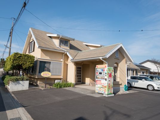 明るい外観の施設建物