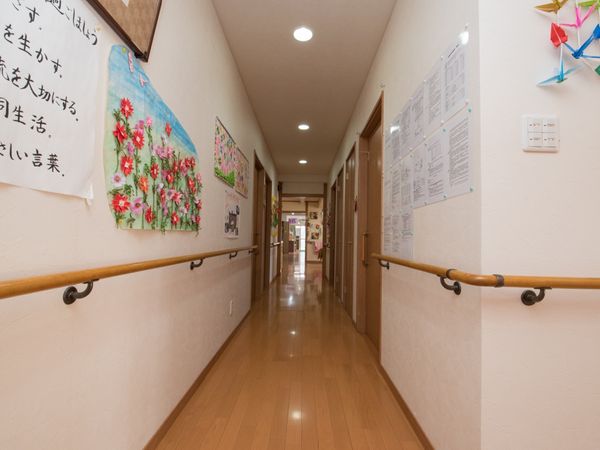 介護施設の温かい廊下