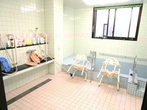 広々とした快適な浴室