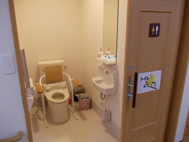 快適なトイレ空間 トイレ 清潔感あふれる広々としたトイレです。手すりが設置され、安心してご利用いただけます。
