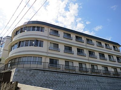 曲線的な形状の建物外観