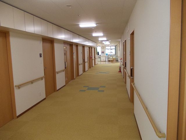 清潔で長い廊下 廊下 明るく長い廊下は、移動しやすい設計になっています。目的地への案内がしっかりとされています。