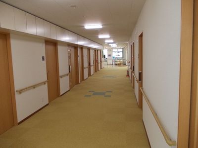 清潔で長い廊下