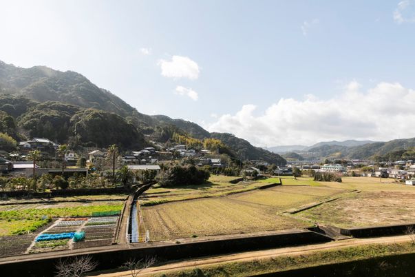 山々と田畑の風景