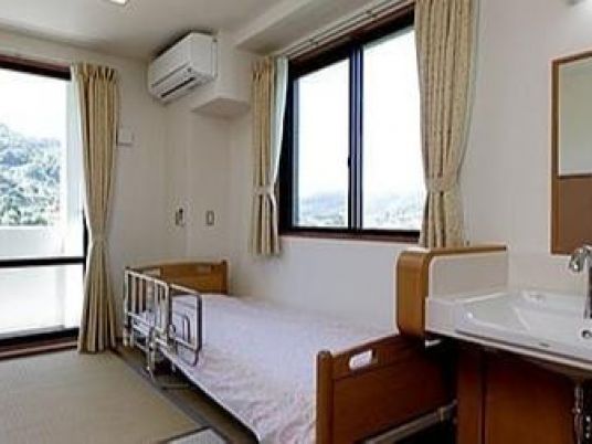 光が差し込む居室