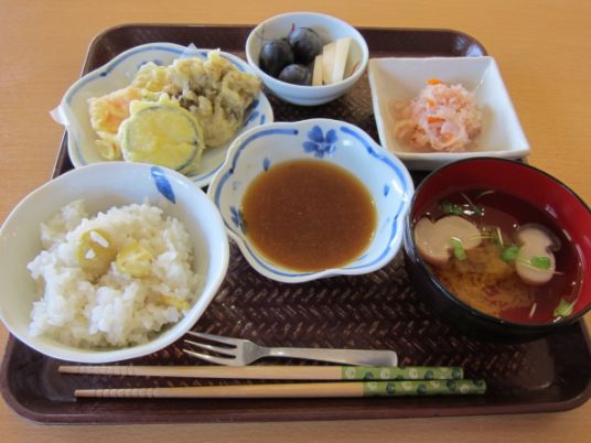 セットメニューの食事
