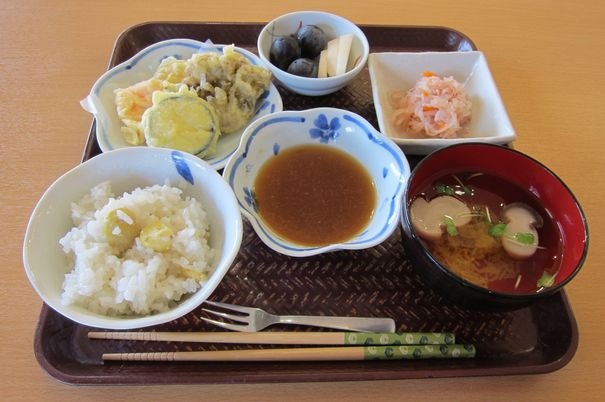 セットメニューの食事