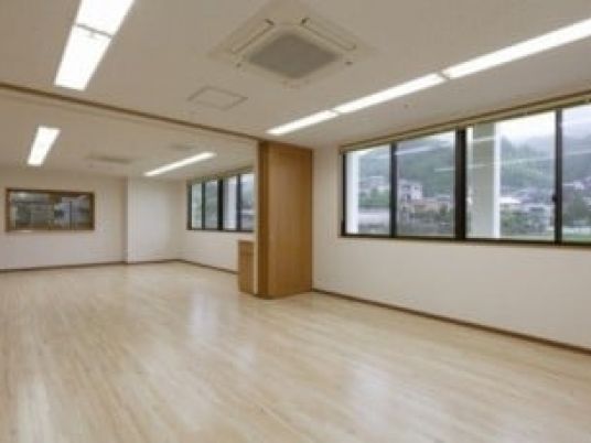 明るい室内の機能訓練室