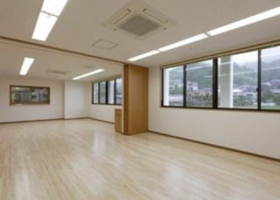 明るい室内の機能訓練室