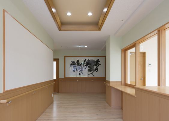 明るく開放的な廊下