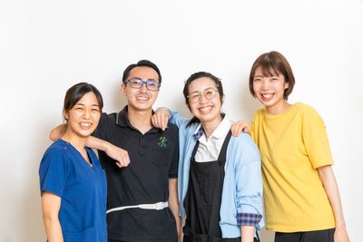 笑顔のスタッフが集うイメージ
