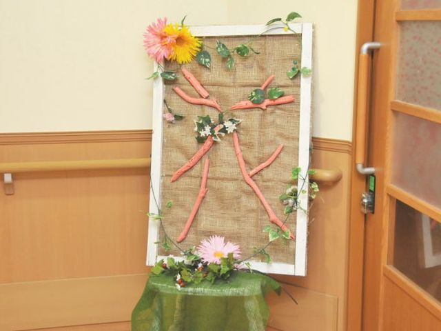 壁掛け装飾 廊下 手作りの温かみあるアートが飾られた廊下です。工夫された装飾が心を和ませます。