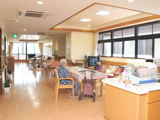 広々とした共有スペース リビング 自然光が差し込む広々とした明るい空間です。椅子に座ってリラックスできます。