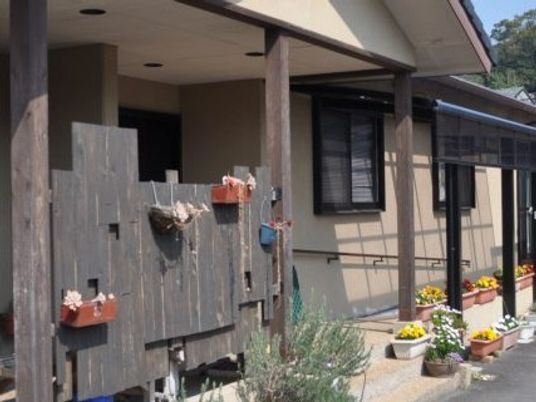 建物外観と花壇のある庭  