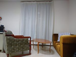 ソファとテーブルのあるリビング  
