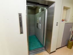 緑のカーペットのエレベーター