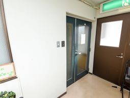 出口と玄関の写真